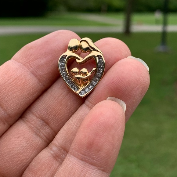 Jewelry - 10k YG GOLD diamond heart family child pendant